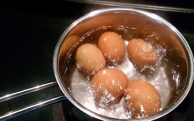 la manera correcta de cocinar huevos duros