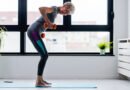 Mujer entrenando con mancuernas: ganar músculo es la única forma real de subir el metabolismo basal