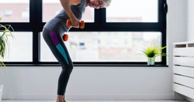 Mujer entrenando con mancuernas: ganar músculo es la única forma real de subir el metabolismo basal