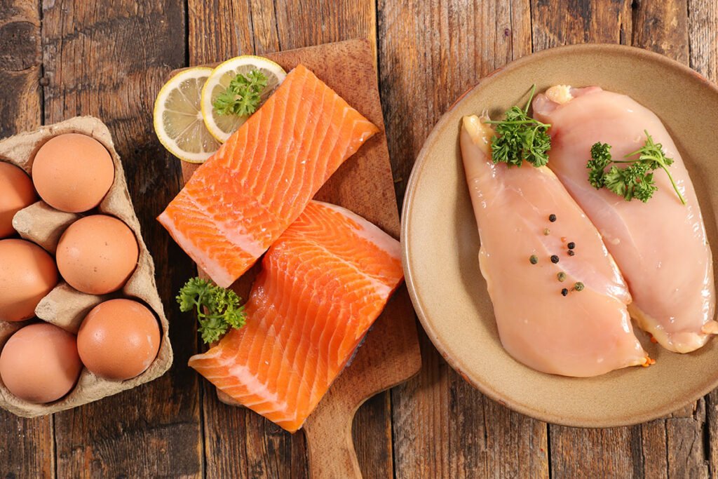 Alimentos con más proteína que el huevo: pechuga de pollo, atún, salmón, yogur griego y almendras