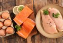 Alimentos con más proteína que el huevo: pechuga de pollo, atún, salmón, yogur griego y almendras