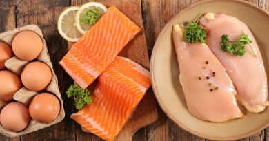 Alimentos con más proteína que el huevo: pechuga de pollo, atún, salmón, yogur griego y almendras
