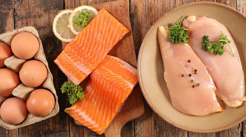Alimentos con más proteína que el huevo: pechuga de pollo, atún, salmón, yogur griego y almendras