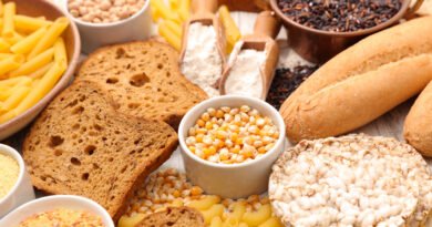 Variedad de alimentos sin TACC sobre una mesa: arroz, legumbres, frutas y harinas aptas para celíacos