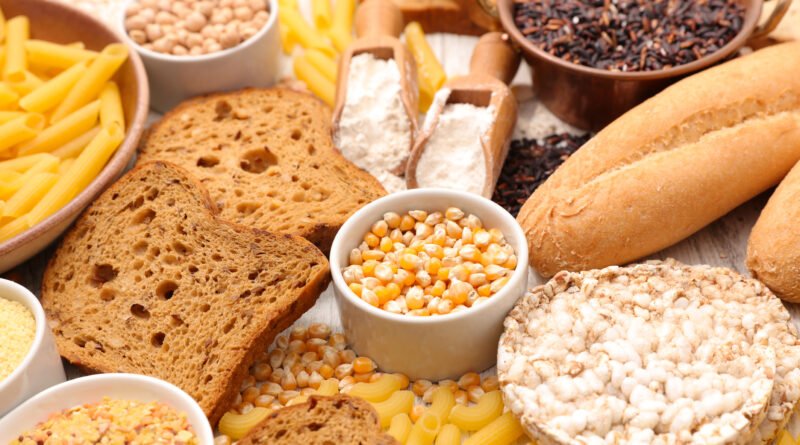 Variedad de alimentos sin TACC sobre una mesa: arroz, legumbres, frutas y harinas aptas para celíacos