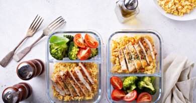 Recipientes de batch cooking con pollo, arroz integral y verduras listos para la semana
