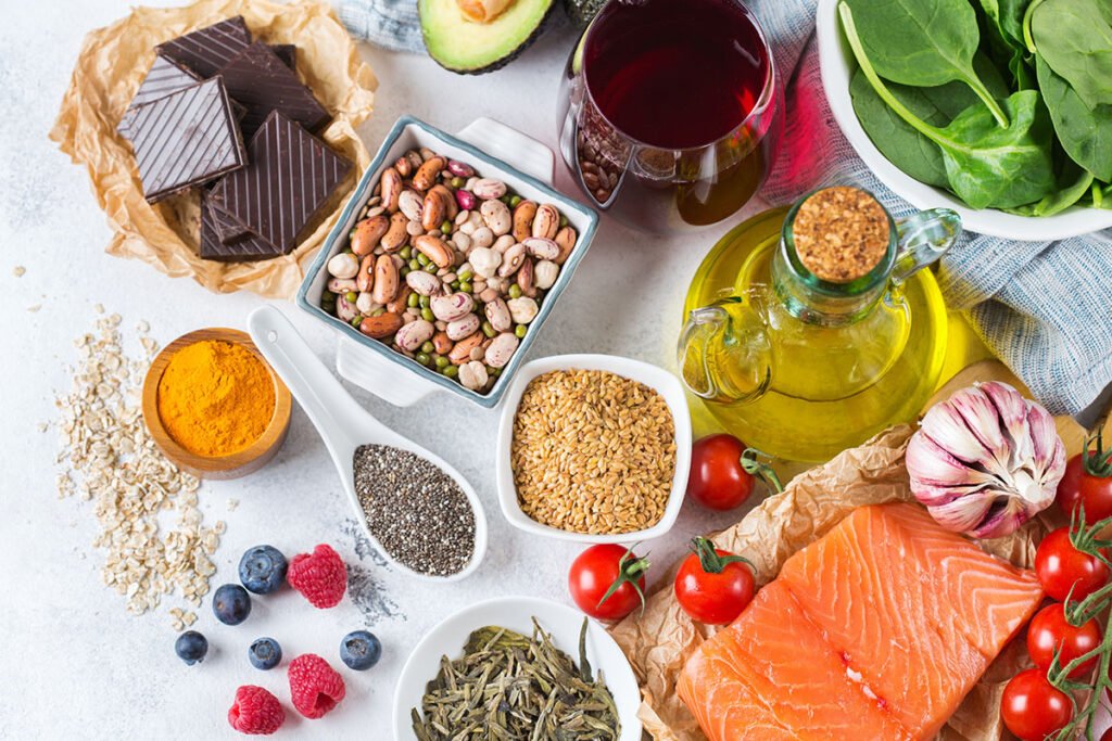 Alimentos recomendados para el colesterol alto: avena, legumbres, palta, aceite de oliva, frutos secos y pescado