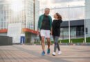 Pareja caminando al aire libre después de entrenar, hábito clave para reducir la grasa abdominal
