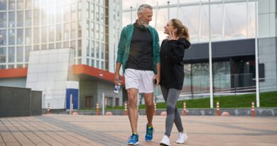 Pareja caminando al aire libre después de entrenar, hábito clave para reducir la grasa abdominal