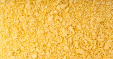 Miga de pan esparcida sobre una superficie, el origen más habitual de la contaminación cruzada en una cocina compartida