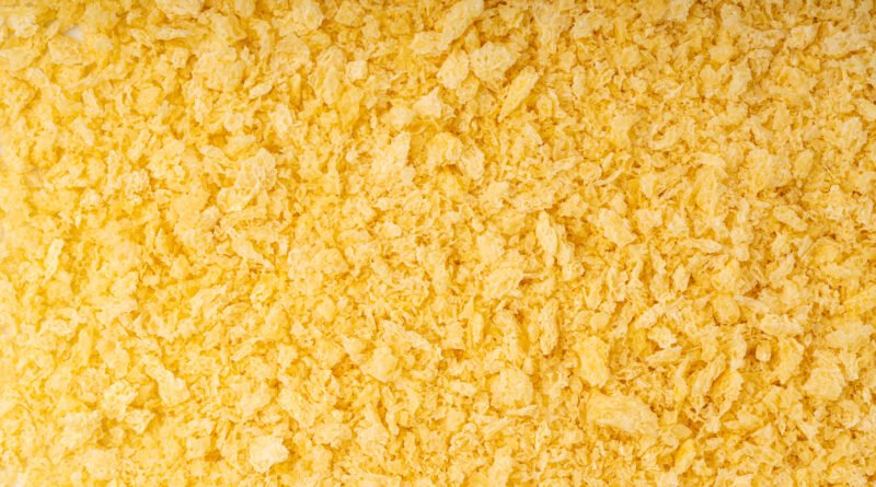 Miga de pan esparcida sobre una superficie, el origen más habitual de la contaminación cruzada en una cocina compartida