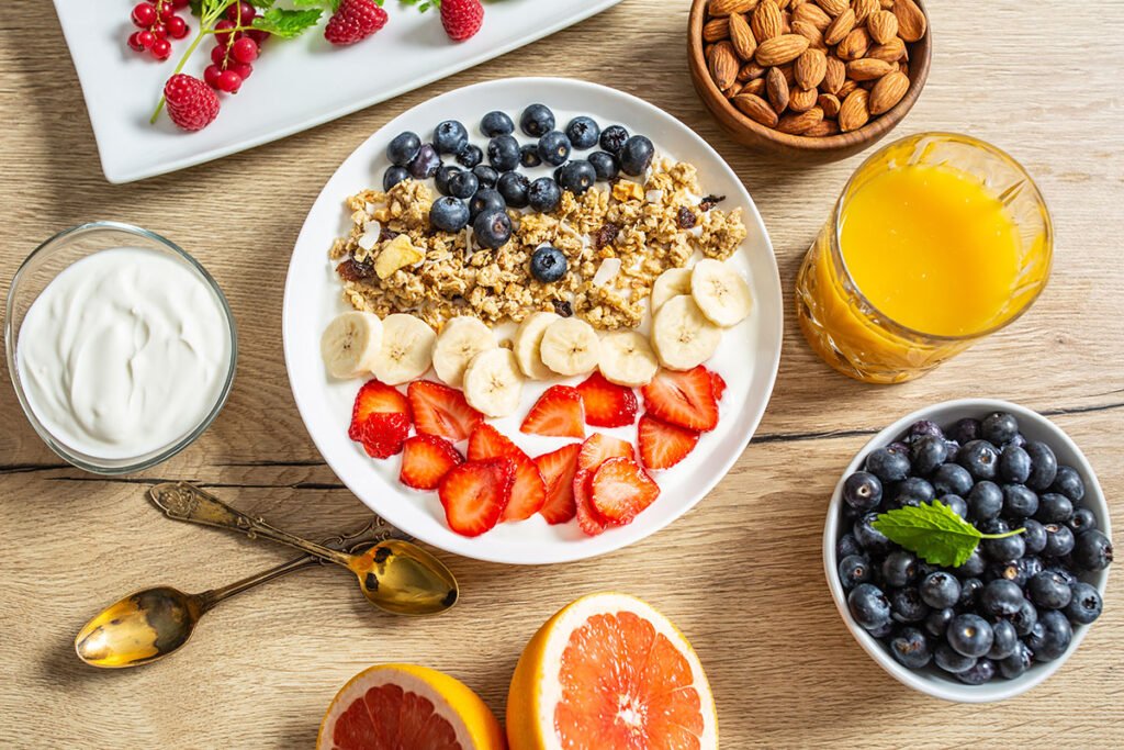Desayuno saludable rápido: bol de yogur natural con avena, arándanos, frutillas y banana