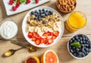 Desayuno saludable rápido: bol de yogur natural con avena, arándanos, frutillas y banana