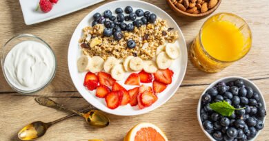Desayuno saludable rápido: bol de yogur natural con avena, arándanos, frutillas y banana