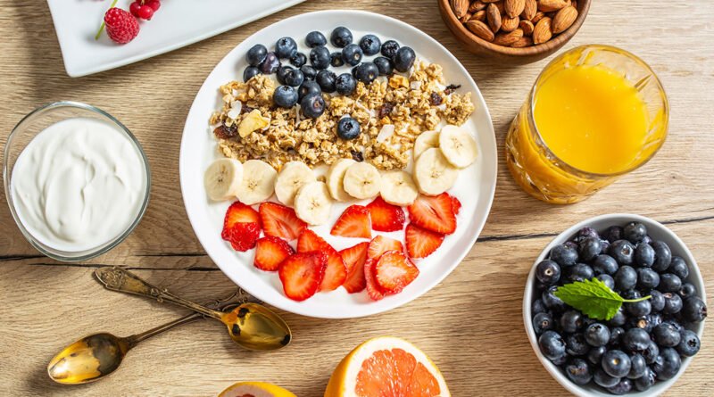 Desayuno saludable rápido: bol de yogur natural con avena, arándanos, frutillas y banana