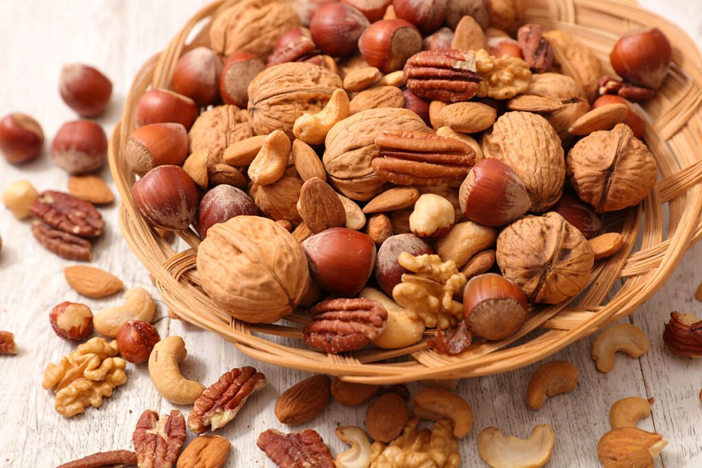 Nueces, almendras, pistachos, nueces pecanas y castañas de cajú sobre una mesa