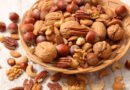 Nueces, almendras, pistachos, nueces pecanas y castañas de cajú sobre una mesa