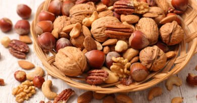 Nueces, almendras, pistachos, nueces pecanas y castañas de cajú sobre una mesa
