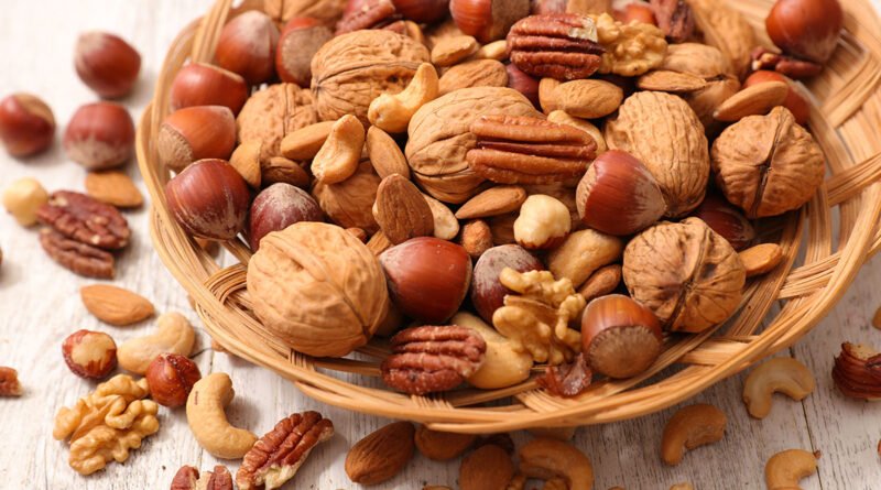 Nueces, almendras, pistachos, nueces pecanas y castañas de cajú sobre una mesa