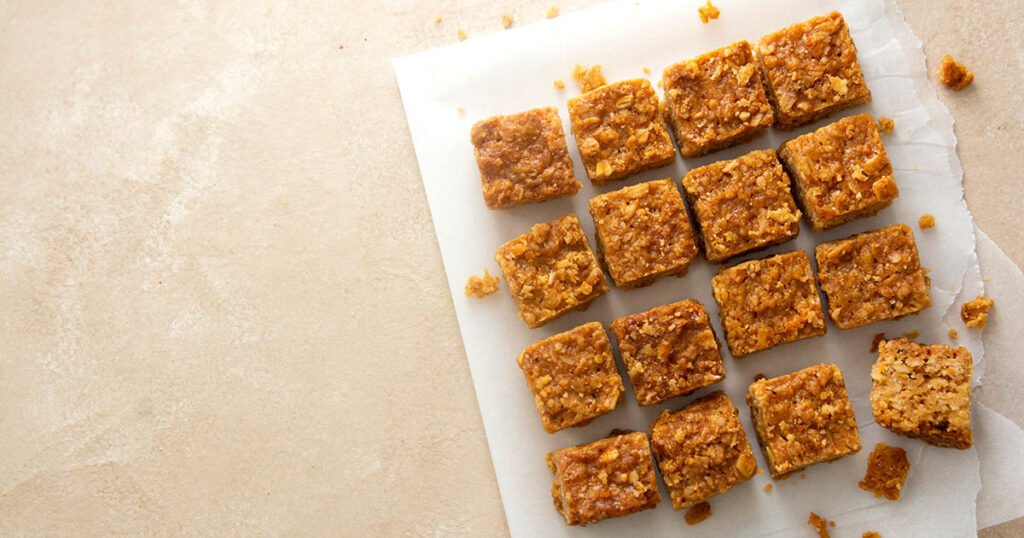 Galletas y bocaditos de avena con frutos secos, snack saludable sin azúcar