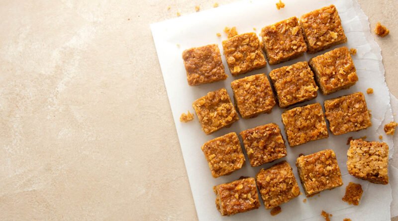 Galletas y bocaditos de avena con frutos secos, snack saludable sin azúcar