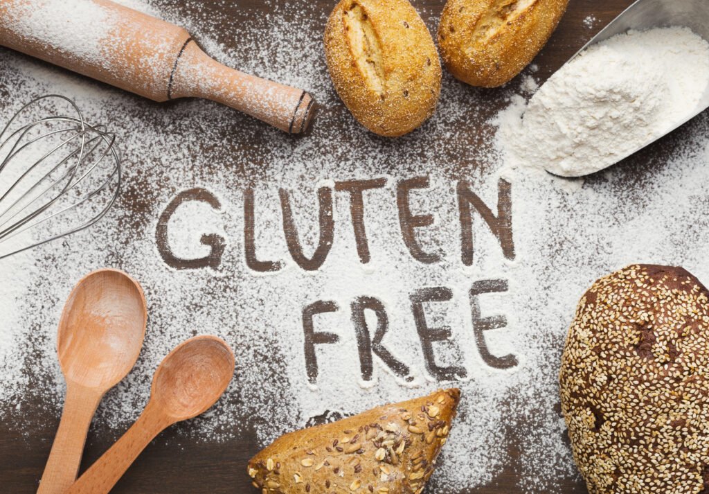Panificados y masas elaborados con harinas sin gluten sobre una mesada enharinada
