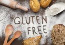 Panificados y masas elaborados con harinas sin gluten sobre una mesada enharinada