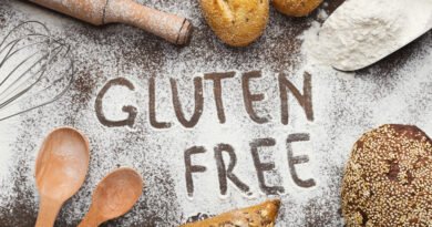 Panificados y masas elaborados con harinas sin gluten sobre una mesada enharinada