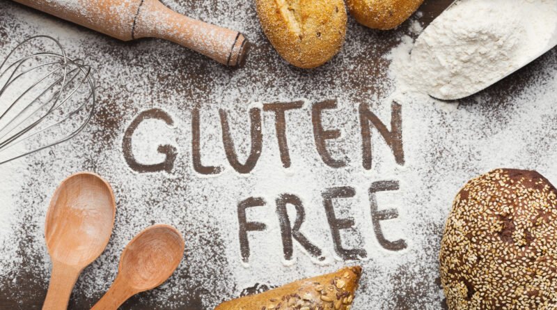 Panificados y masas elaborados con harinas sin gluten sobre una mesada enharinada