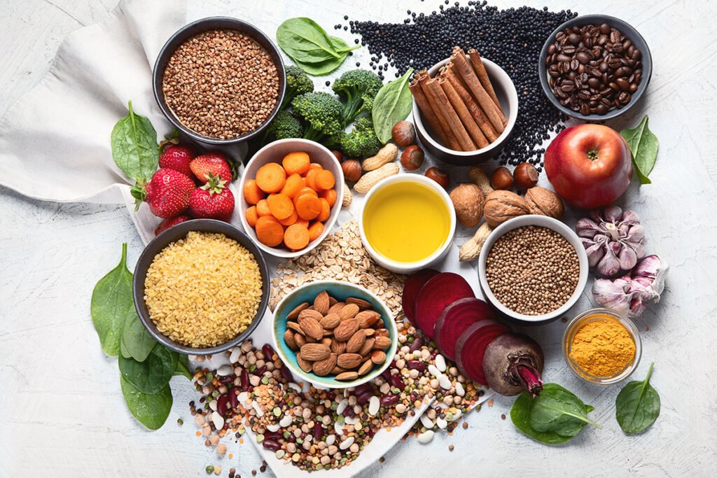 Alimentos que cuidan el hígado: verduras de hoja verde, pescado, aceite de oliva y frutas