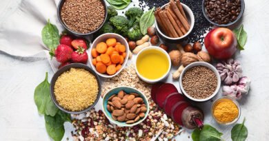 Alimentos que cuidan el hígado: verduras de hoja verde, pescado, aceite de oliva y frutas