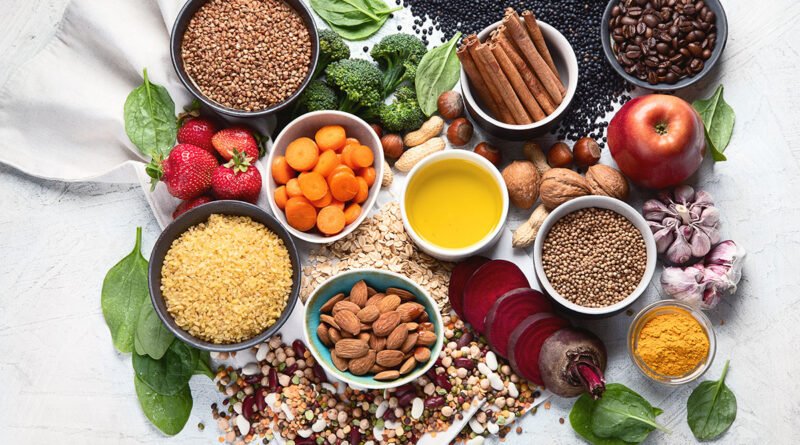 Alimentos que cuidan el hígado: verduras de hoja verde, pescado, aceite de oliva y frutas