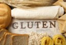 Productos de harina sobre una mesa junto a la palabra gluten, el punto de partida para buscar el logo sin TACC en las etiquetas