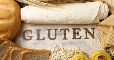 Productos de harina sobre una mesa junto a la palabra gluten, el punto de partida para buscar el logo sin TACC en las etiquetas