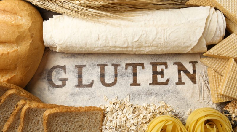 Productos de harina sobre una mesa junto a la palabra gluten, el punto de partida para buscar el logo sin TACC en las etiquetas