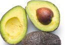 Palta o aguacate fresco cortado por la mitad mostrando el carozo