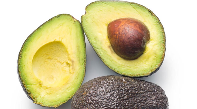 Palta o aguacate fresco cortado por la mitad mostrando el carozo