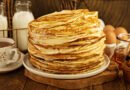 Pila de panqueques caseros finos, listos para rellenar dulces o salados