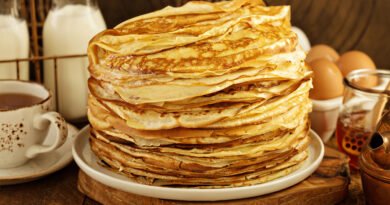 Pila de panqueques caseros finos, listos para rellenar dulces o salados