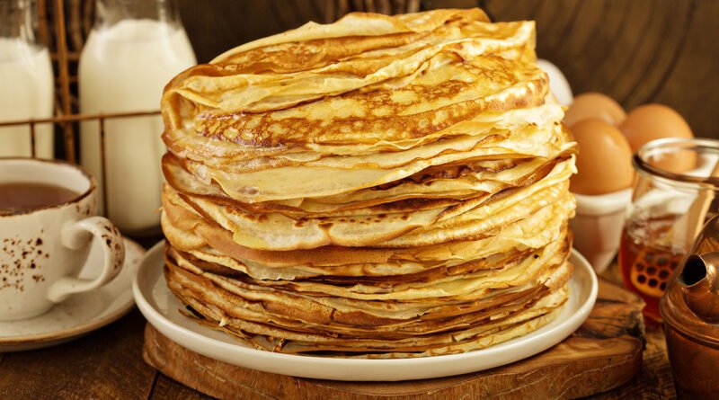 Pila de panqueques caseros finos, listos para rellenar dulces o salados