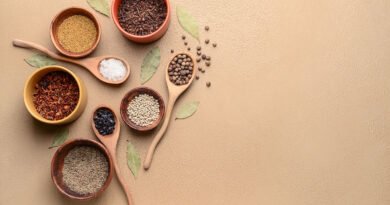 Bols con hierbas y especias secas, alternativas a la sal para cocinar con menos sodio