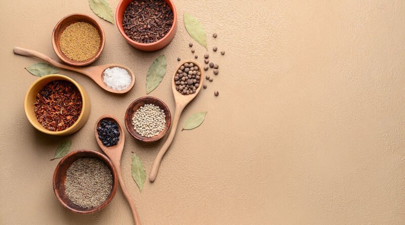 Bols con hierbas y especias secas, alternativas a la sal para cocinar con menos sodio