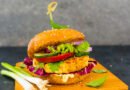 Sandwich vegano de tofu ahumado a la parrilla con vegetales frescos