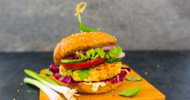 Sandwich vegano de tofu ahumado a la parrilla con vegetales frescos