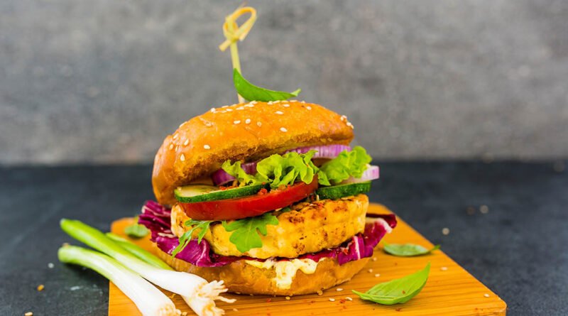 Sandwich vegano de tofu ahumado a la parrilla con vegetales frescos