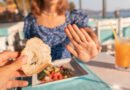 Mujer rechazando una tostada de pan en un restaurante, una escena habitual para quien convive con los síntomas de celiaquía