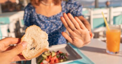 Mujer rechazando una tostada de pan en un restaurante, una escena habitual para quien convive con los síntomas de celiaquía