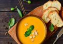 Bol de sopa de calabaza con albahaca y crackers crujientes, receta vegana
