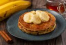 Tortitas sin harina de banana y avena, servidas con rodajas de banana y miel