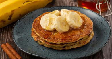 Tortitas sin harina de banana y avena, servidas con rodajas de banana y miel
